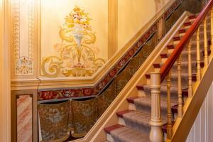 a staircase in a home with a painting on the wall at Commandeur-Huus Wohnung 2 in Borkum