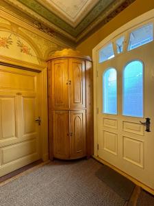 an empty room with a door and windows at Commandeur-Huus Wohnung 2 in Borkum