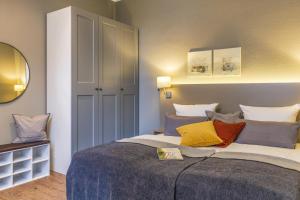 a bedroom with a large bed and a mirror at Ferienwohnung Eilert in Borkum