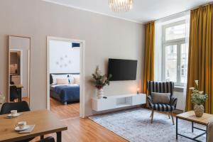 a living room with a tv and a bed at Altstadt Suite in Freiberg