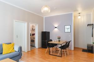 a living room with a table and a blue couch at Altstadt Suite in Freiberg