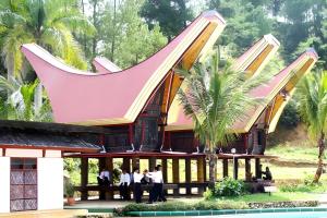 a group of people standing in front of a building at Hotel Sahid Toraja in Makale +18 photos
