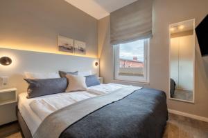 a bedroom with a large bed with a window at Pier17 Appartement 4 in Borkum