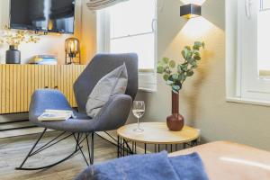 a living room with two chairs and a wine glass at Pier17 Appartement 4 in Borkum