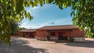 a red house with a red roof at Bodega Andrés Iniesta con visita y cata in Fuentealbilla +11 photos