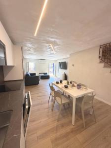 a kitchen and dining room with a table and chairs at Casa Historia in Caorle