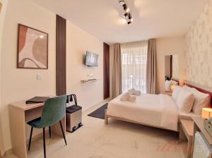 a hotel room with a bed and a desk and a desk at Lepanto Guesthouse in Misraħ Il-Barrieri