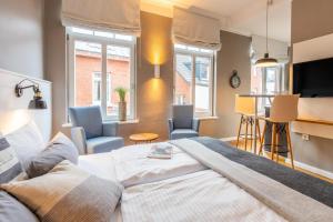 a bedroom with a bed and a living room at Logierhaus K15 Appartement 5 in Borkum