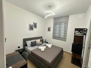 ein Schlafzimmer mit einem Bett und zwei Kissen darauf in der Unterkunft SottoStelle in Santa Maria degli Angeli