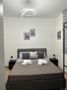 ein Schlafzimmer mit einem großen Bett und zwei Kissen in der Unterkunft SottoStelle in Santa Maria degli Angeli