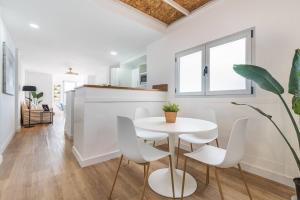 a white dining room with a white table and chairs at Numancia 1-4B in Las Palmas de Gran Canaria