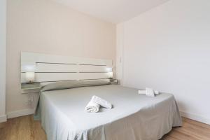 a bedroom with a bed with two towels on it at Numancia 1-4B in Las Palmas de Gran Canaria