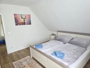 a bedroom with a bed with blue towels on it at Ferienwohnung Rückerts Gartenblick in Nordhausen