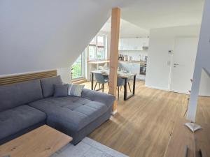 a living room with a couch and a table at Ferienwohnung Rückerts Gartenblick in Nordhausen