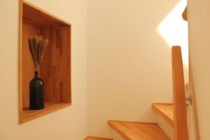 a black vase sitting on a shelf in a room at Ferienwohnung "Lüttje Koje" in Barßel +5 photos