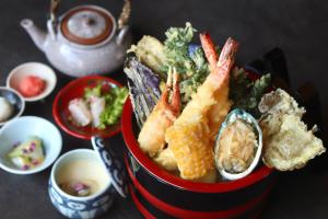 a bucket of food with shrimp and other foods at Yumoto Koganeyu in Jozankei