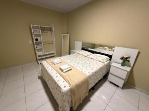 a bedroom with two beds and a mirror at Casa mobiliada AR01 com 5 camas e 2 quartos in Juazeiro do Norte