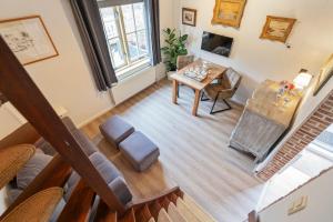 an overhead view of a living room with a table and chairs at Huisje De Koning in Zandvoort