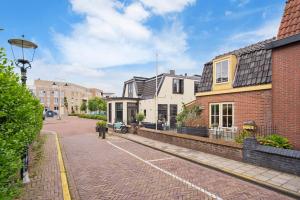 a cobblestone street in a city with buildings at Huisje De Koning in Zandvoort