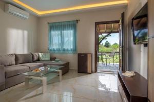 a living room with a couch and a table at Exochiko Kalamitsi in Kalamitsi