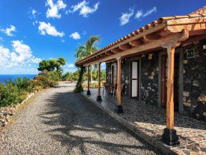 a house with a pathway next to the ocean at Fide in Tijarafe