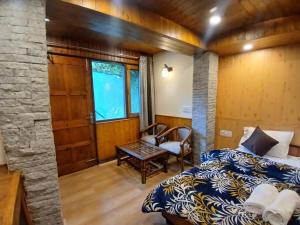 ein Schlafzimmer mit zwei Betten und einem Stuhl in der Unterkunft Annantam in Manali + 3 Fotos