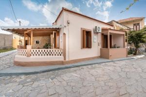 a house in the middle of a street at Absinthia Legacy in Soroni