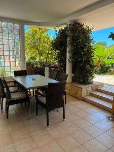 a dining room with a table and chairs at Apartments Malic in Petrcane