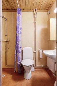 a bathroom with a toilet and a sink at Kanalvillan Dalsland in Dals Långed