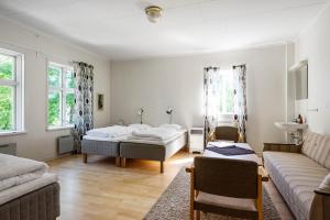 a living room with two beds and a couch at Kanalvillan Dalsland in Dals Långed