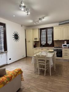 a kitchen with a table and chairs in a room at Le Coccole Del Trasimeno in Tuoro sul Trasimeno