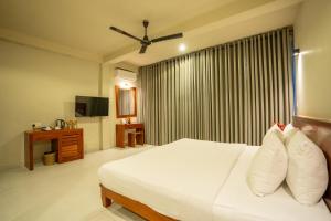 a bedroom with a white bed and a large window at Oak Ray La Ella Breeze in Ella