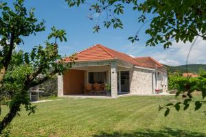 a view of a house with a yard at Casa Carlo in Sinj