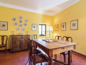 comedor con mesa de madera y sillas en Belvilla by OYO Nobile, en Tagliolo Monferrato