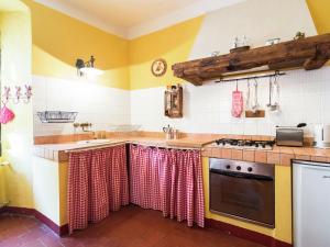 Kuchyň nebo kuchyňský kout v ubytování Apartment in Cut Monferrato with garden