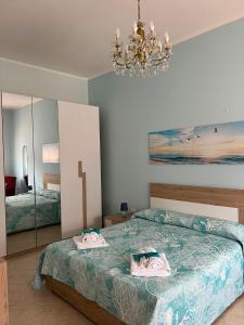 a bedroom with a bed with a mirror and a chandelier at Aurora House in Càbras