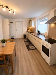 a kitchen and dining room with a table and a stove at Ferienwohnung in Hackenheim