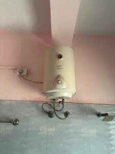 a light in the corner of a room at Tapasya Palace in Gorakhpur
