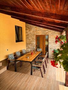 a dining room with a wooden table and chairs at Casa Casy in Oradea