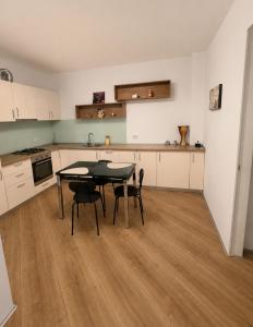 a kitchen with a table and chairs in a room at Happy 2Rooms Apartament in Pipera