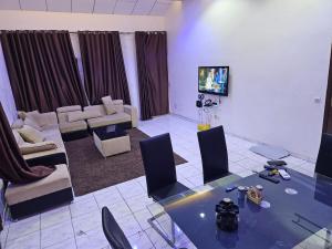 a living room with a couch and a table and chairs at Le Rêve d'Or in Lomé