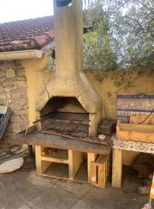 an outdoor pizza oven sitting on top of a bench at Les oliviers in Lédignan