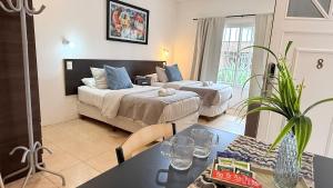 a bedroom with a bed and a table and a couch at G8 Hermoso Monoambiente con Cochera 2 huéspedes in Villa Ángela