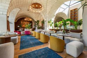 a restaurant with tables and chairs and a room with windows at Mohala Boutique Hotel in Diso