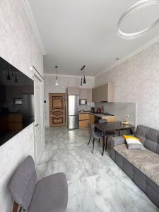 ein Wohnzimmer mit Sofa und Tisch in der Unterkunft Luxury Leo Apartment Sevan in Sewan + 17 Fotos