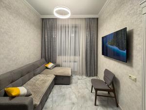 ein Wohnzimmer mit Sofa und Sessel in der Unterkunft Luxury Leo Apartment Sevan in Sewan