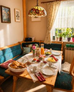 a table with food on it in a living room at Zuhause am Bach Ruhige Unterkunft für Erholungssuchende am Welterbesteig und Donauradweg in Aggsbach