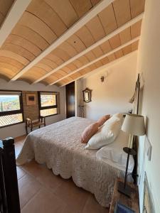 ein Schlafzimmer mit einem großen Bett mit weißen Laken und Kissen in der Unterkunft Alodia in Alquézar + 34 Fotos