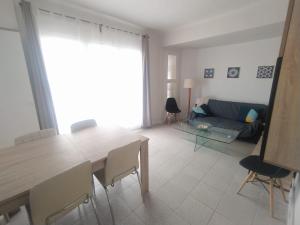 a living room with a table and a couch at Maribeach2 Sitges in Sitges