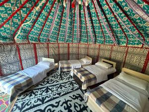 a room with three beds in a yurt at Kausar in Kalīnīno +5 photos